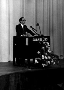 HUA-157690-Portret van mr. M. G. de Bruin (president-directeur van de N.S. van 1969 tot 1979) tijdens een toespraak in de Jaarbeurs te Utrecht