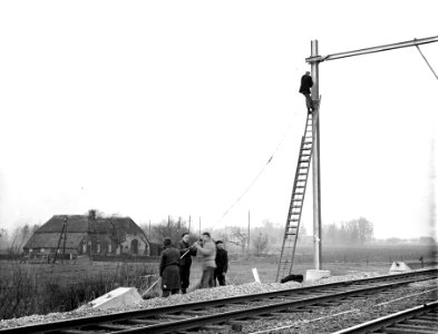 HUA-163992-Afbeelding van het plaatsen van een bovenleidingsportaal ten behoeve van de electrificatie van de spoorlijn Arnhem - Zwolle ter hoogte van Brummen