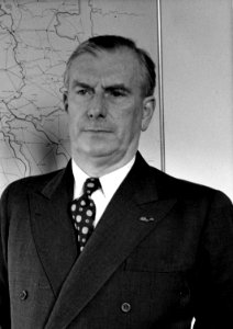 HUA-164013-Portret van dr. ir. F. Q. den Hollander, president-directeur van de N.S. van 1947 tot 1958