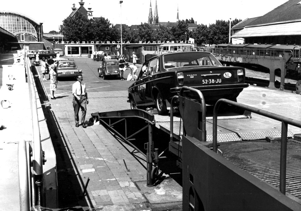 HUA-159574-Afbeelding van het oprijden van een auto op de autoslaaptrein te 's-Hertogenbosch