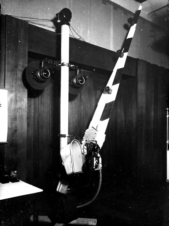 HUA-163995-Afbeelding van een model van een AHOB (Automatische Halve Overwegboom) in het 3e Administratiegebouw van de N.S. (HGB III, Moreelsepark) te Utrecht tijdens een persconferentie over overwegbewaking