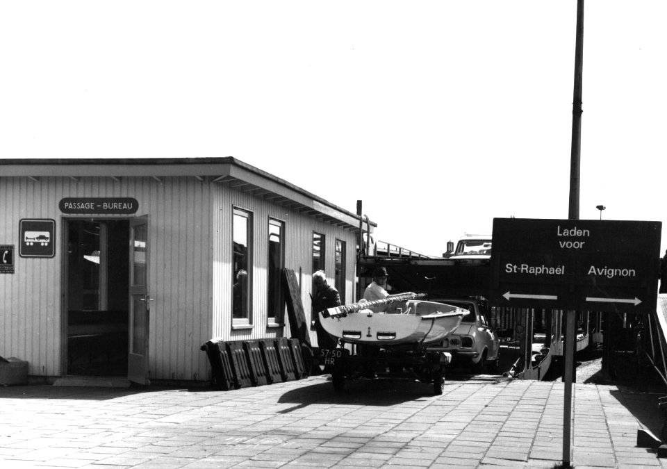 HUA-159573-Afbeelding van het oprijden van een auto op de autoslaaptrein te 's-Hertogenbosch