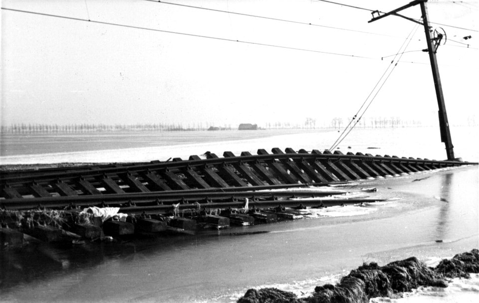 HUA-156828-Afbeelding van weggespoelde spoorlijn bij Lage Zwaluwe, na de watersnoodramp
