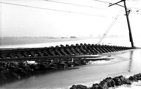 HUA-156828-Afbeelding van weggespoelde spoorlijn bij Lage Zwaluwe, na de watersnoodramp