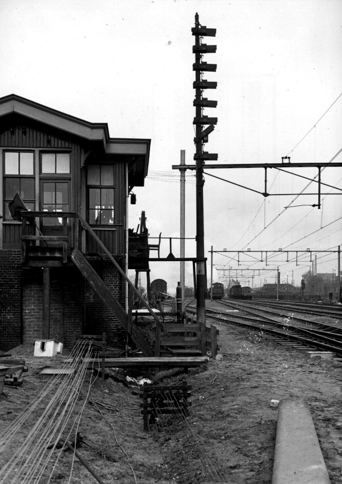 HUA-159746-Afbeelding van de rangeerseinpaal "de aap" (ook wel- "de slungel") bij het seinhuis post R op het goederenemplacement Utrecht V (ten zuiden van het Centraal Station)