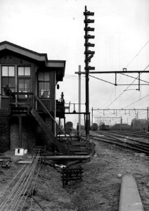 HUA-159746-Afbeelding van de rangeerseinpaal "de aap" (ook wel- "de slungel") bij het seinhuis post R op het goederenemplacement Utrecht V (ten zuiden van het Centraal Station)