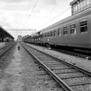 HUA-159560-Afbeelding van een gedeelte van de autoslaaptrein langs het perron van het N.S.-station 's-Hertogenbosch te 's-Hertogenbosch