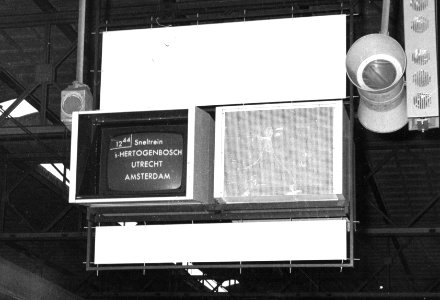 HUA-157429-Afbeelding van een monitor met vertrektijden en een omroepinstallatie op het perron van het N.S.-station Eindhoven te Eindhoven
