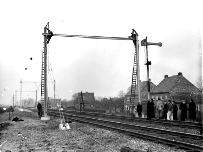 HUA-163988-Afbeelding van het plaatsen van een bovenleidingsportaal ten behoeve van de electrificatie van de spoorlijn Arnhem - Zwolle ter hoogte van Brummen