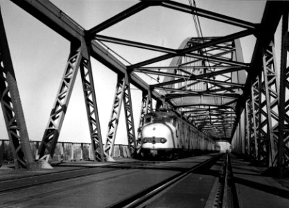 HUA-153599-Afbeelding van twee gekoppelde electrische treinstellen mat. 1954 (plan F. G, P) van de N.S. op de spoorbrug over het Amsterdam-Rijnkanaal te Utrecht ("DEMKA-brug", spoorlijn Amsterdam-Utrecht) photo