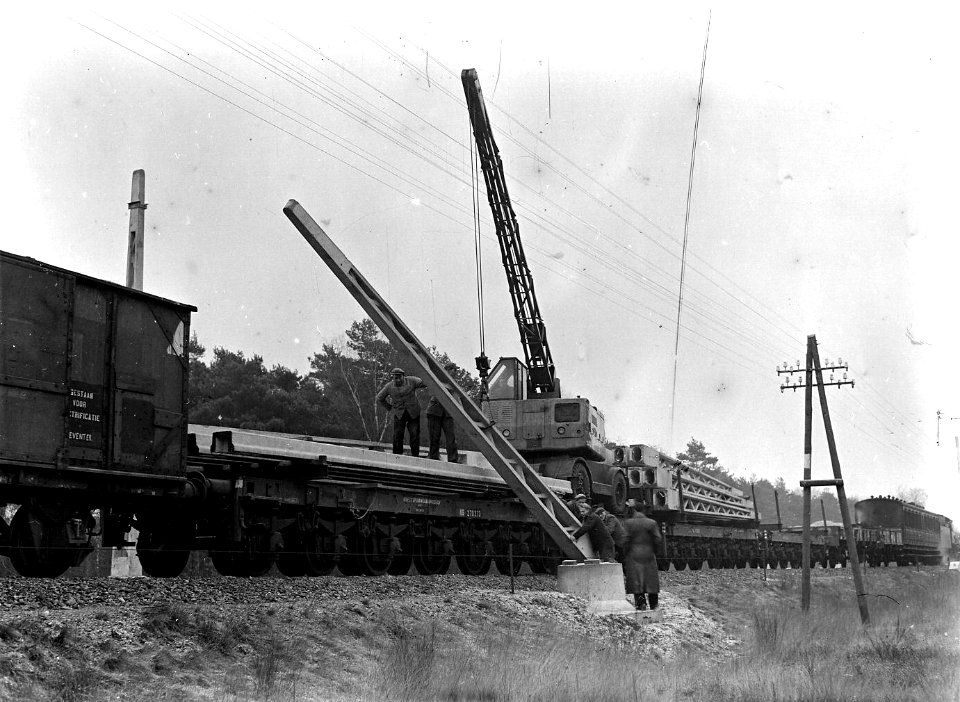 HUA-163980-Afbeelding van het plaatsen van (betonnen) bovenleidingsmasten ten behoeve van de electrificatie van de spoorlijn Arnhem - Zwolle ter hoogte van Gorssel