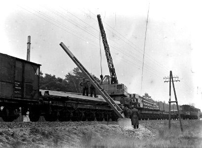 HUA-163980-Afbeelding van het plaatsen van (betonnen) bovenleidingsmasten ten behoeve van de electrificatie van de spoorlijn Arnhem - Zwolle ter hoogte van Gorssel