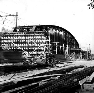 HUA-153594-Afbeelding van de bekistingen ten behoeve van de nieuwe spoorbrug over het Amsterdam Rijnkanaal te Utrecht spoorlijn Amsterdam Utrecht met op de achte photo