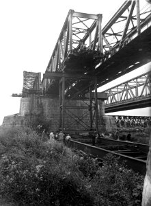 HUA-163927-Gezicht op de herbouw van de spoorbrug over de Waal te Zaltbommel