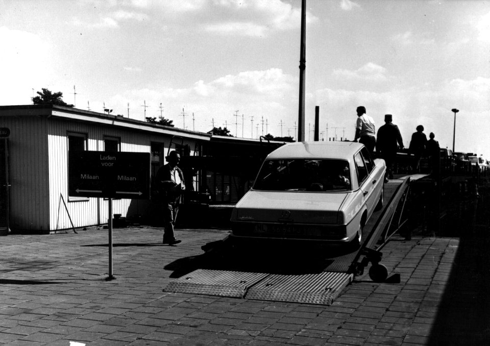 HUA-159570-Afbeelding van het oprijden van een auto op de autoslaaptrein te 's-Hertogenbosch