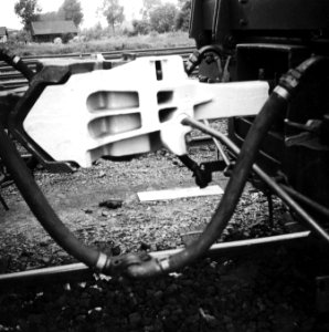 HUA-157807-Afbeelding van een automatische koppeling gemonteerd aan een proeftrein op het emplacement te Utrecht
