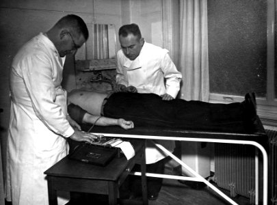HUA-164123-Afbeelding van het verrichten van bloedonderzoek tijdens een keuring door de Medische Dienst van de N.S. te Utrecht photo