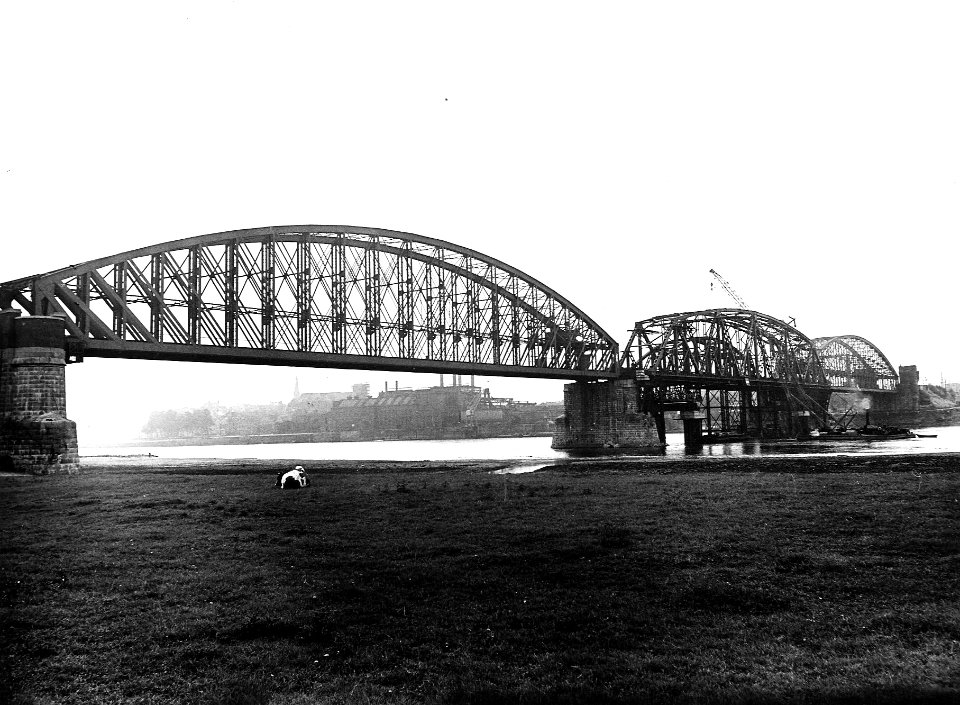 HUA-163934-Gezicht op de herbouw van de spoorbrug over de Waal te Nijmegen