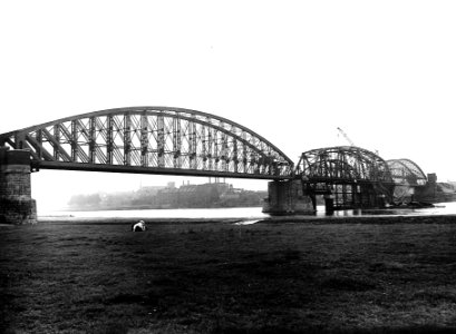 HUA-163934-Gezicht op de herbouw van de spoorbrug over de Waal te Nijmegen photo