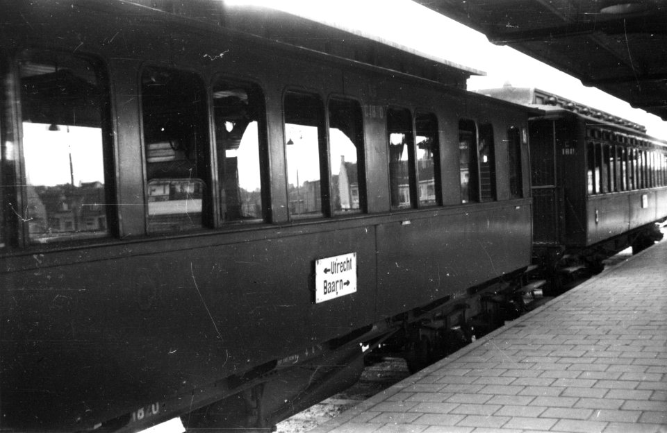 HUA-160422-Afbeelding van de rijtuigen van een lokaaltrein Baarn-Utrecht langs het perron van het N.S.-station Utrecht C.S. te Utrecht