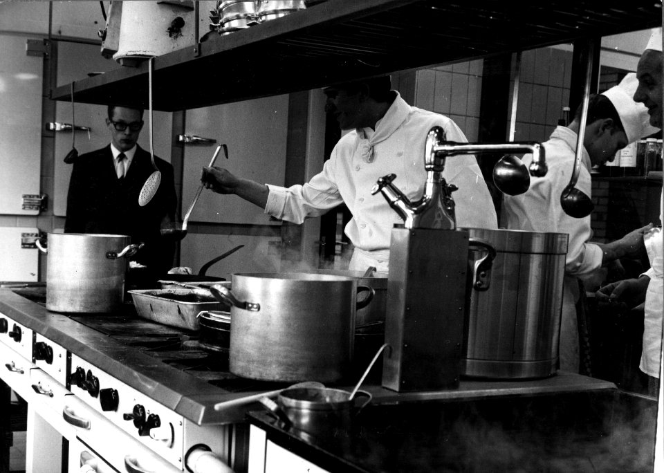 HUA-153698-Interieur van het NS station Hilversum te Hilversum keuken van de restauratie