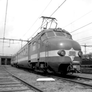HUA-164181-Afbeelding van het electrische treinstel nr. 1204 (mat. 1954, Benelux) van de N.S. te Amsterdam lijnwerkplaats