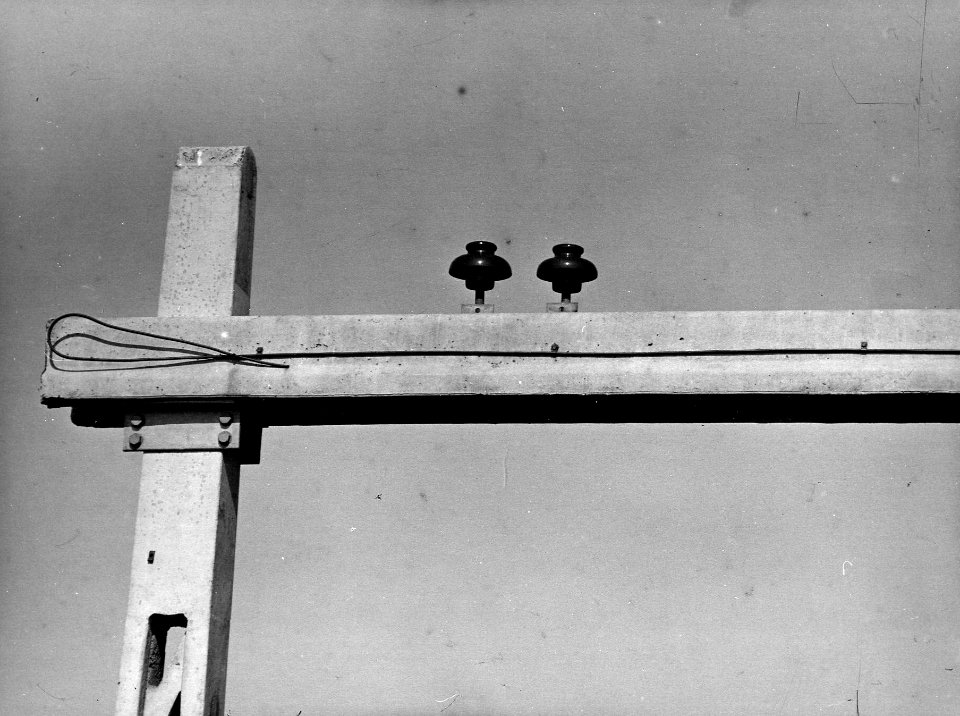 HUA-164026-Detail van een bovenleidingsportaal aan de spoorlijn tussen Dieren en Brummen, tijdens de werkzaamheden ten behoeve van de electrificatie- isolator