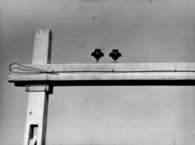 HUA-164026-Detail van een bovenleidingsportaal aan de spoorlijn tussen Dieren en Brummen, tijdens de werkzaamheden ten behoeve van de electrificatie- isolator