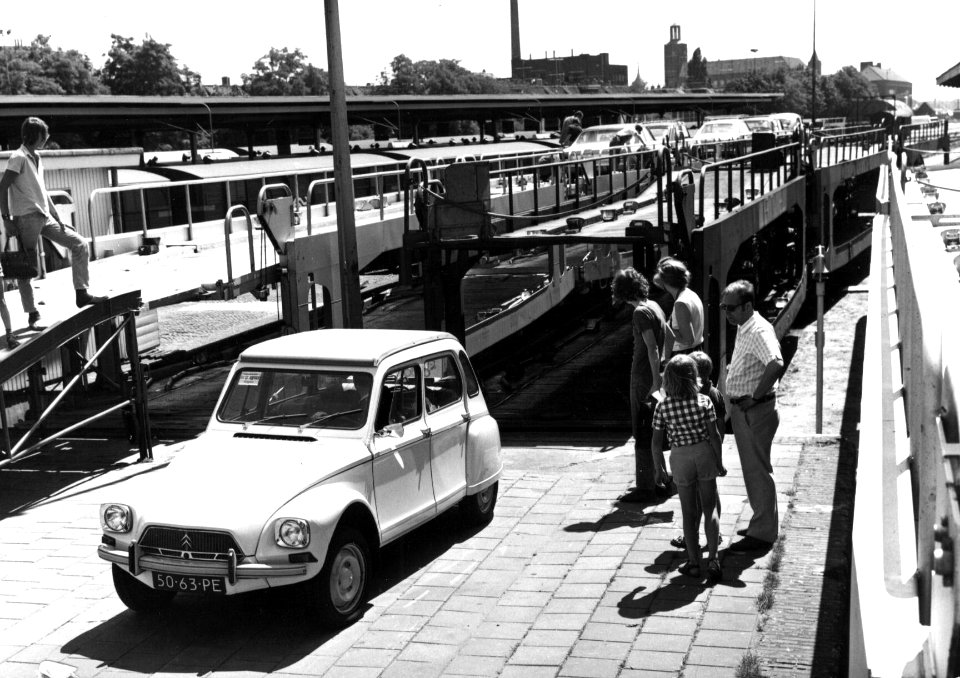 HUA-159578-Afbeelding van het oprijden van een auto op de autoslaaptrein te 's-Hertogenbosch
