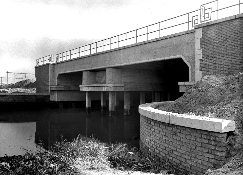 HUA-163954-Gezicht op de nieuwe overbrugging van de rivier de Dommel in het emplacement van de N.S. te Eindhoven