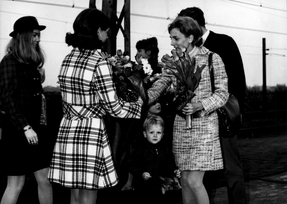 HUA-159637-Afbeelding van N.S.-ambassadrice mej. Irene Lutter die bloemen overhandigt aan de heer en mevrouw Tonnaer, eigenaars van de 100.00ste auto voor de autoslaaptrein naar Narbonne, op het perron van het N