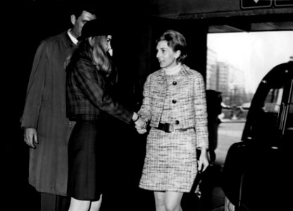 HUA-159633-Afbeelding van N.S.-receptioniste mej. Betty Klunder die mevr. Tonnaer feliciteert als eigenaresse van de 100.00ste auto voor de autoslaaptrein naar Narbonne in het N.S.-station Amsterdam Amstel te Am