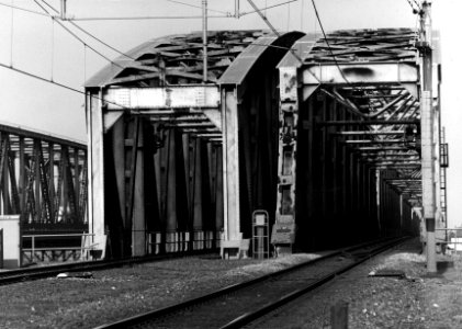 HUA-153683-Gezicht op de spoorbrug over de Waal bij Zaltbommel