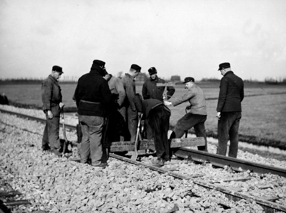 HUA-163812-Afbeelding van werknemers van ploeg 901 de vliegende ploeg van de NS bij Duivendrecht tijdens werkzaamheden ten behoeve van de baanverzwaring tussen A
