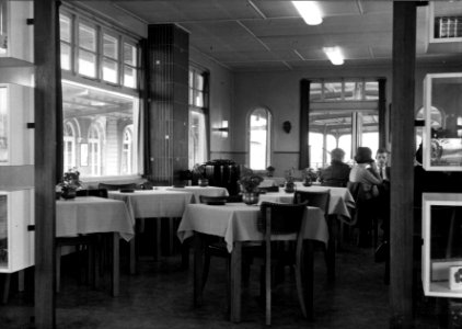 HUA-153693-Interieur van het N.S.-station Harderwijk te Harderwijk- restauratie op het perron