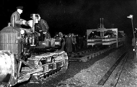 HUA-164104-Afbeelding van het leggen van spoor met betonnen dwarsliggers te Klarenbeek, bij nacht