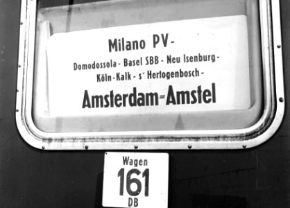 HUA-159531-Afbeelding van het koersbord op een rijtuig van de autoslaaptrein uit Milano op het N.S.-station Amsterdam Amstel te Amsterdam