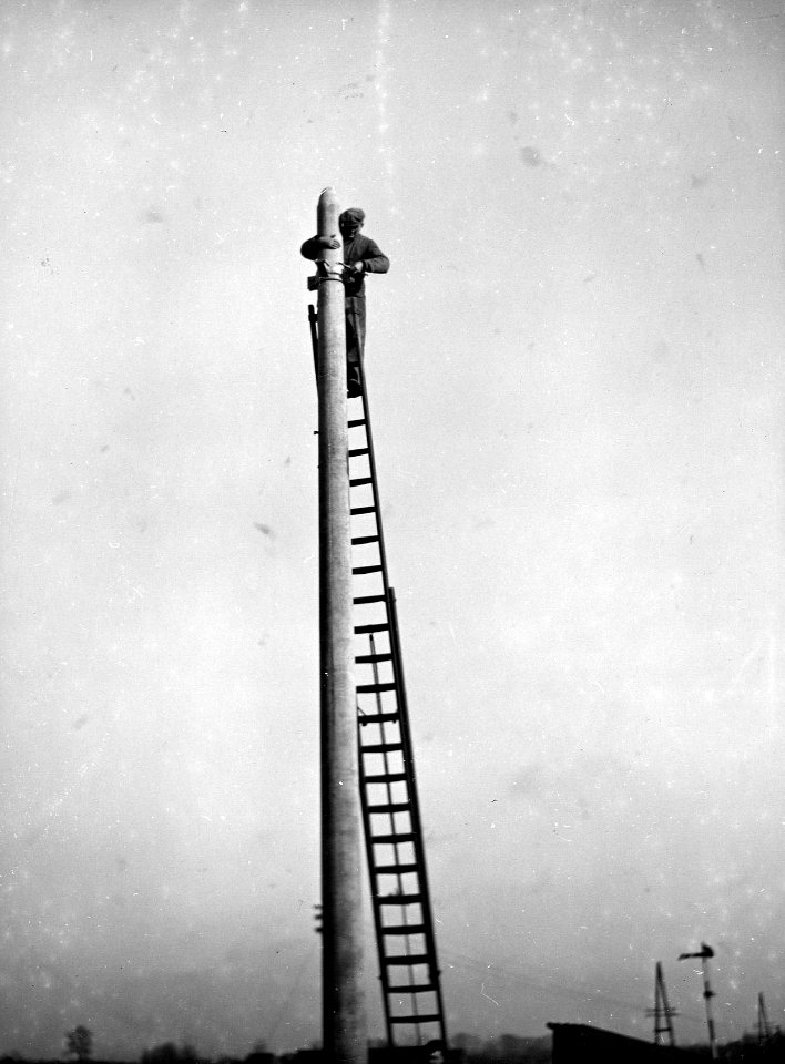 HUA-163806-Afbeelding van het plaatsen van betonnen bovenleidingsmasten ten behoeve van de electrificatie van de spoorlijn Breda - Tilburg