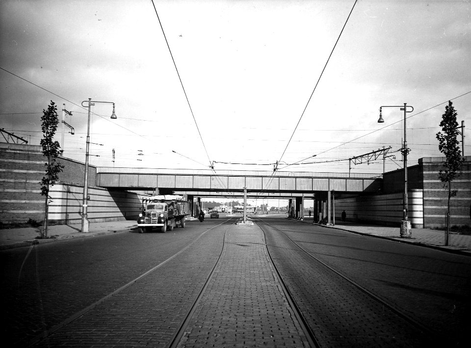 HUA-163911-Gezicht op het spoorviaduct in de Mr. Treublaan te Amsterdam, vlakbij het N.S.-station Amsterdam Amstel