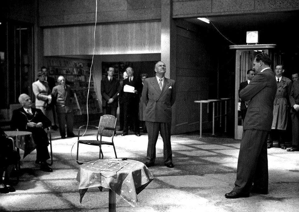 HUA-164061-Afbeelding van dr. ir. F. Q. den Hollander (midden, president-directeur van de N.S.) in de hal van het N.S.-station Zutphen te Zutphen, tijdens de officiële opening van het nieuwe stationsgebouw