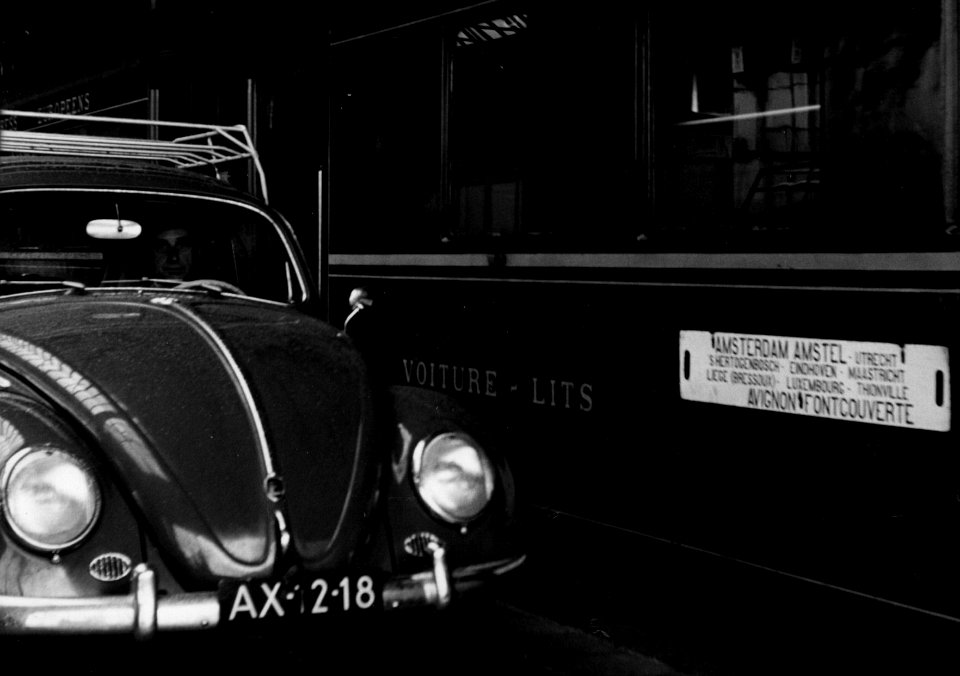 HUA-159522-Afbeelding van een auto (Volkswagen kever) voor de autoslaaptrein naar Avignon op het perron van het N.S.-station Amsterdam Amstel te Amsterdam