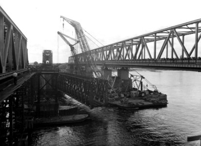 HUA-163931-Gezicht op de herbouw van de spoorbrug over de Waal te Zaltbommel met rechts de verkeersbrug met daarop vele toeschouwers