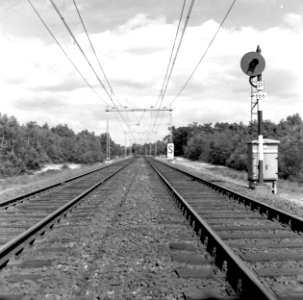 HUA-153945-Gezicht op de spoorbaan bij Hulshorst (lijn Amersfoort-Zwolle) met een "lichtsein 1946" en een S-bord (verkenbord) ter aankondiging van een halte van de N.S