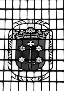 HUA-154002-Detail van het glas-in-lood venster in de voorgevel van het N.S.-station Haarlem te Haarlem voorstellende het stadswapen van Haarlem