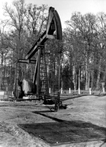 HUA-163809-Afbeelding van een ja knikker voor het oppompen van ruwe aardolie in de omgeving van Schoonebeek