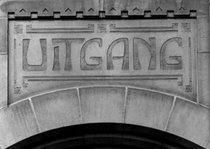 HUA-153998-Detail van de voorgevel van het N.S.-station Haarlem te Haarlem- aanduiding uitgang