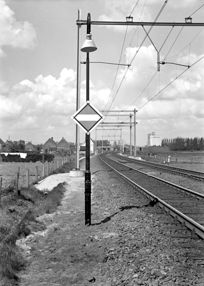 HUA-153943-Afbeelding van het waarschuwingsbord "stroomafnemers moeten neergelaten zijn" van de N.S. bij Roosendaal