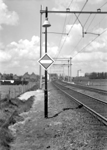 HUA-153943-Afbeelding van het waarschuwingsbord "stroomafnemers moeten neergelaten zijn" van de N.S. bij Roosendaal