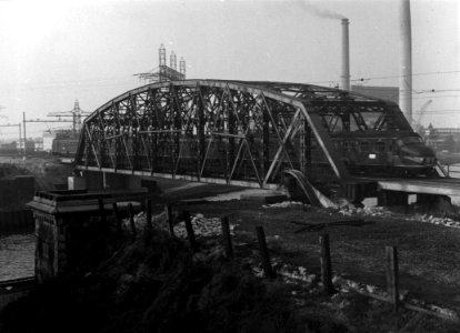 HUA-157186-Gezicht op de verlegde spoorbrug over het Amsterdam-Rijnkanaal te Utrecht (spoorlijn Utrecht-Rotterdam). Op de voorgrond het oude landhoofd photo