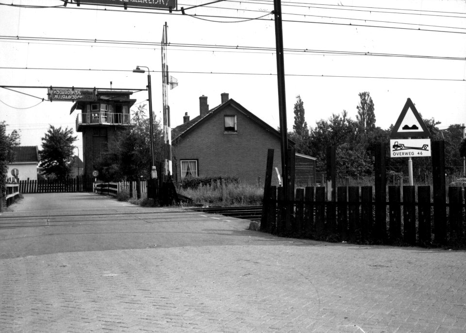HUA-153946-Gezicht op de spoorwegovergang in het Houtensepad te Utrecht Op de voorgrond de spoorlijn Utrecht s Hertogenbosch Links het seinhuis Post I